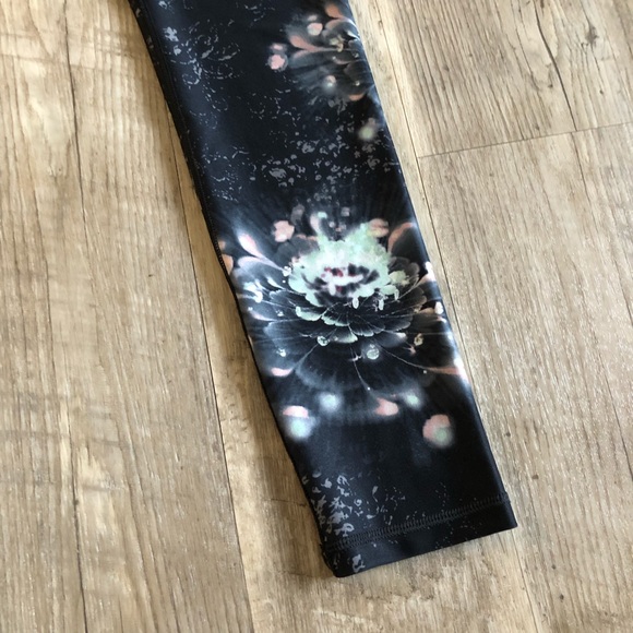 CALIA by Carrie Underwood Leggings. - Picture 4 of 8